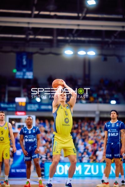 Yanni Wetzell (5, Alba Berlin) beim Freiwurf