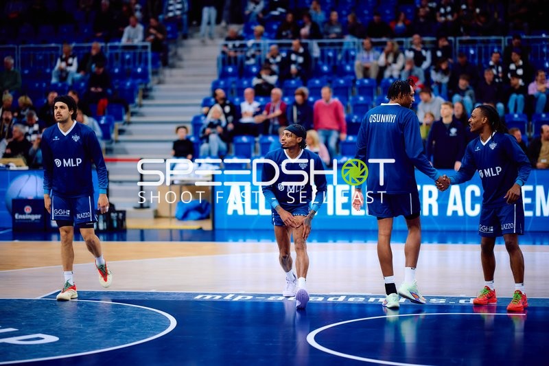 Spieler von MLP Academics Heidelberg wärmen sich auf