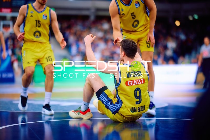 Spieler von Alba Berlin unterstützt Teamkollegen