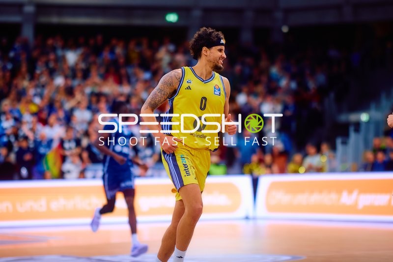 Laufende Spieler von Alba Berlin beim Aufwärmen