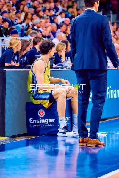 Spieler Nummer 13 von Alba Berlin sitzt auf der Bank