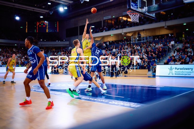 Spieler von MLP Academics Heidelberg im Wurfversuch