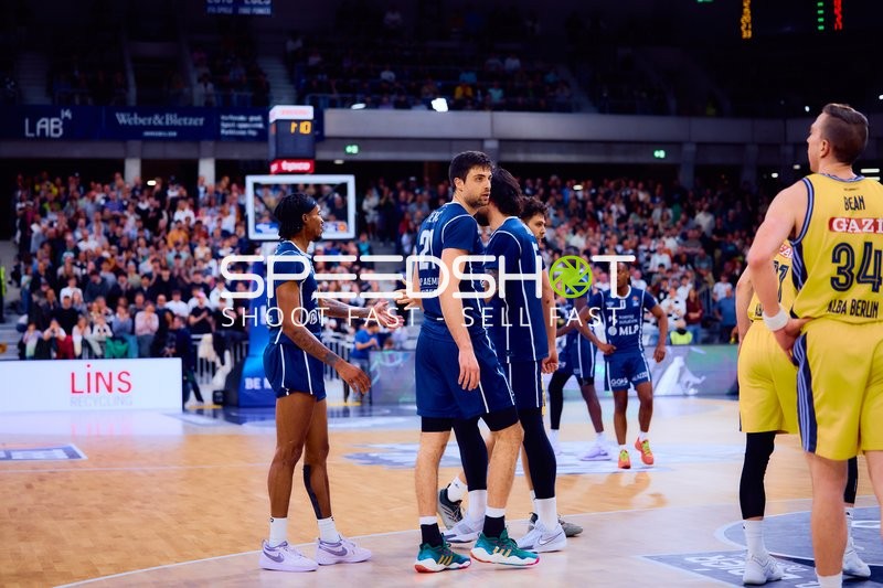 Spielern diskutieren während des Spiels