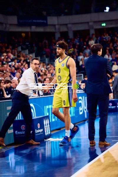 Trainer und Michael Kessens (0, Alba Berlin) Handshake