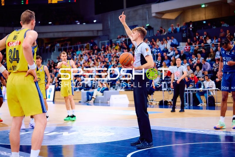 Schiedsrichter signalisiert Freiwurf