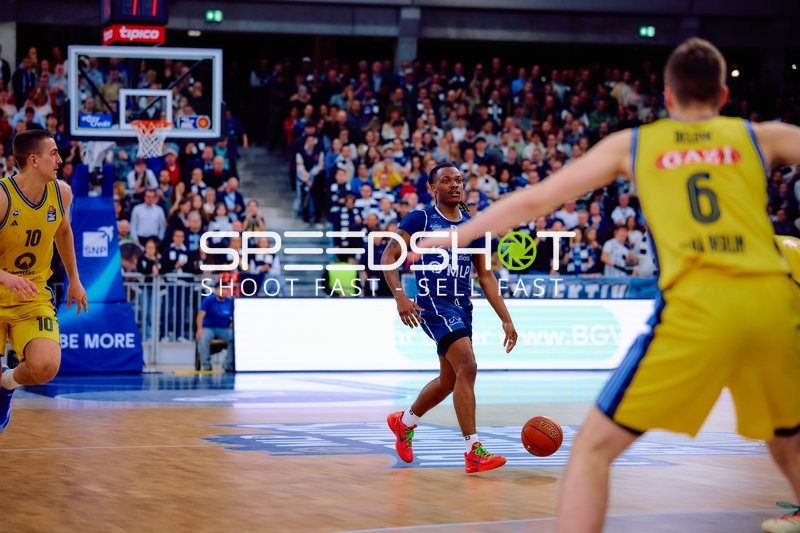 Dribbling gegen Alba Berlin