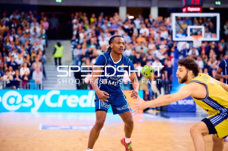 Defensive Aktion im Spiel MLP Academics vs Alba Berlin