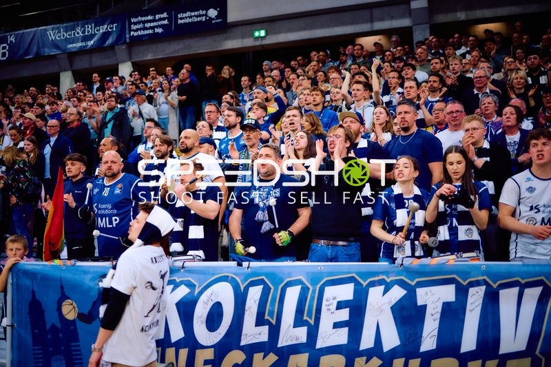 Fans jubeln im SNP Dome