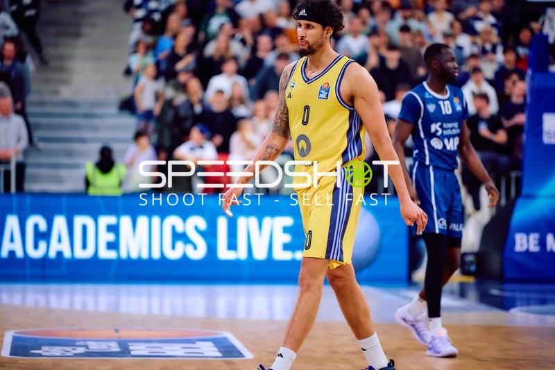 Spieler von Alba Berlin und MLP Academics Heidelberg auf dem Feld