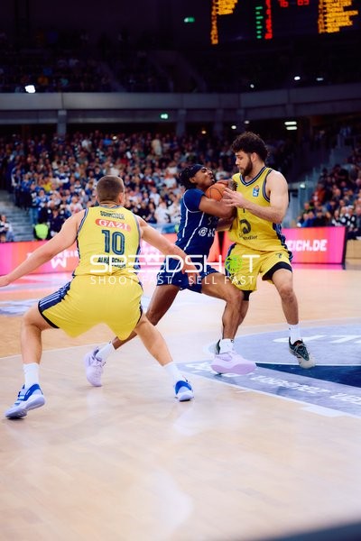 Dribbling von Alba Berlin im SNP Dome