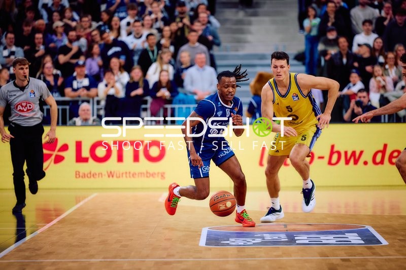 DJ Horne (0, MLP Academics Heidelberg) dribbelt, Yanni Wetzell (5, Alba Berlin) verteidigt