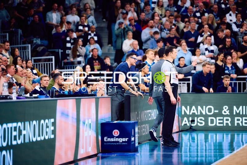 Trainerteam und Schiedsrichter am Spielfeldrand