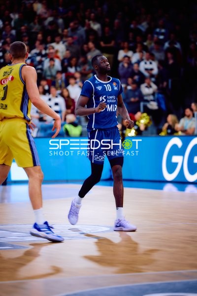 Spieler von MLP Academics läuft auf dem Spielfeld