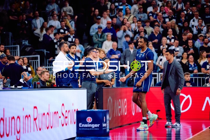 Trainer bringt Anweisungen an Spieler heran