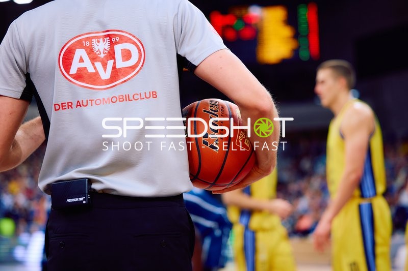 Schiedsrichter hält den Ball im Bundesliga-Spiel