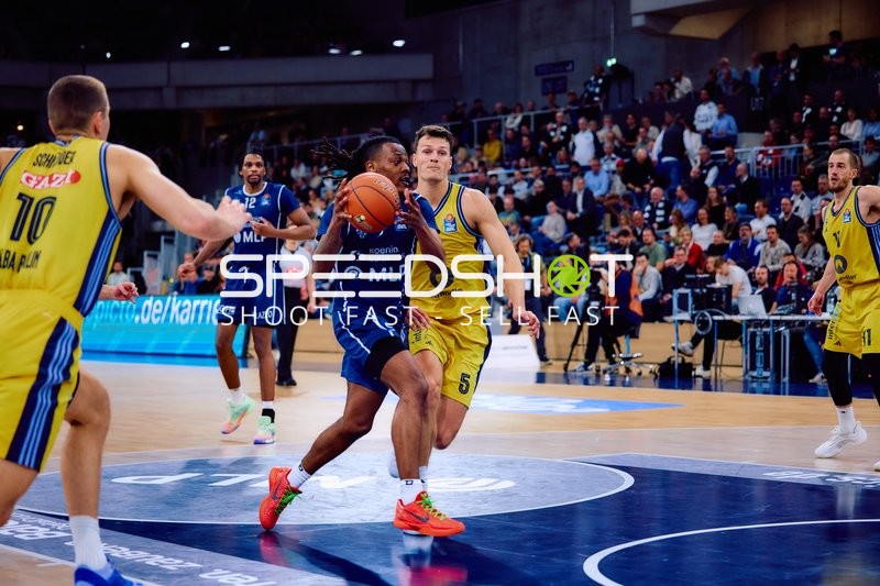 Dribbling im Spiel MLP Academics gegen Alba Berlin
