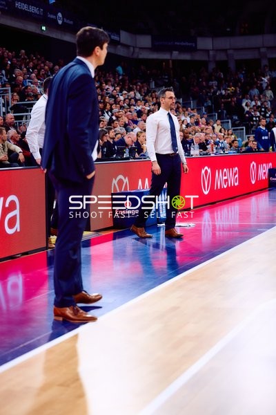 Trainer an der Seitenlinie im BBL-Spiel
