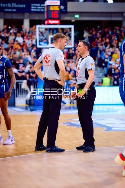 Schiedsrichterdiskussion im SNP Dome