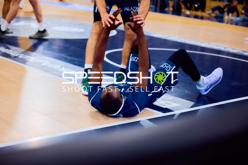 Spieler am Boden während des Basketballspiels