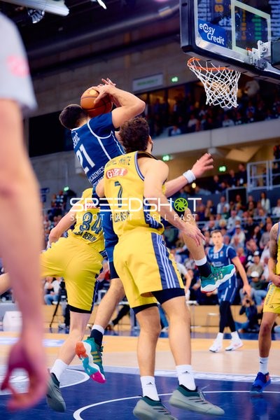 Block unter dem Korb