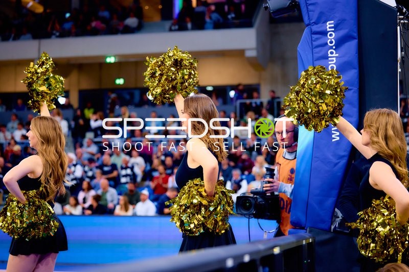 Cheerleader im Einsatz während einer Spielpause