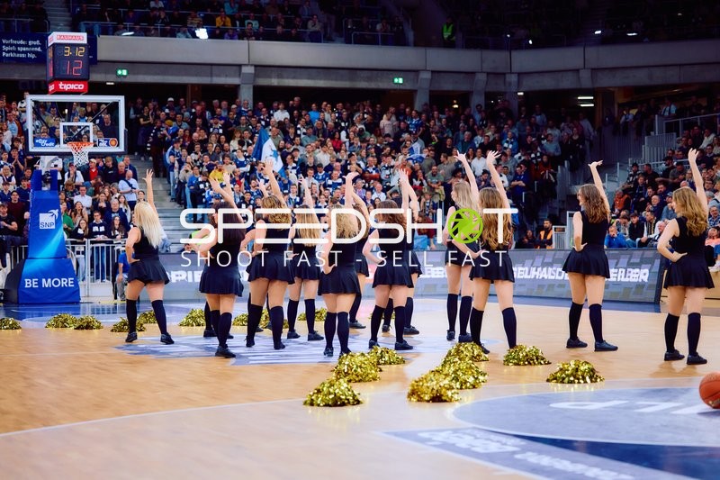 Cheerleader-Performance während Basketballspiel