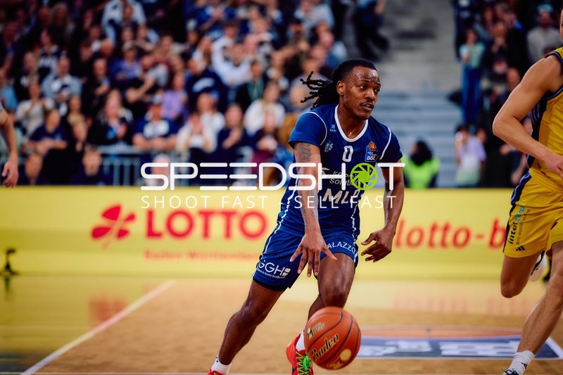 Spieler der MLP Academics Heidelberg dribbelt beim Spiel gegen Alba Berlin