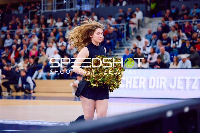 Cheerleaderin tanzt während des Spiels