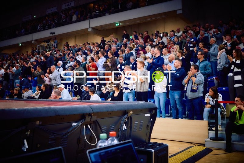 Zuschauer applaudieren im SNP Dome