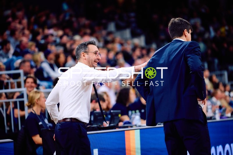 Trainer interagiert energisch am Spielfeldrand