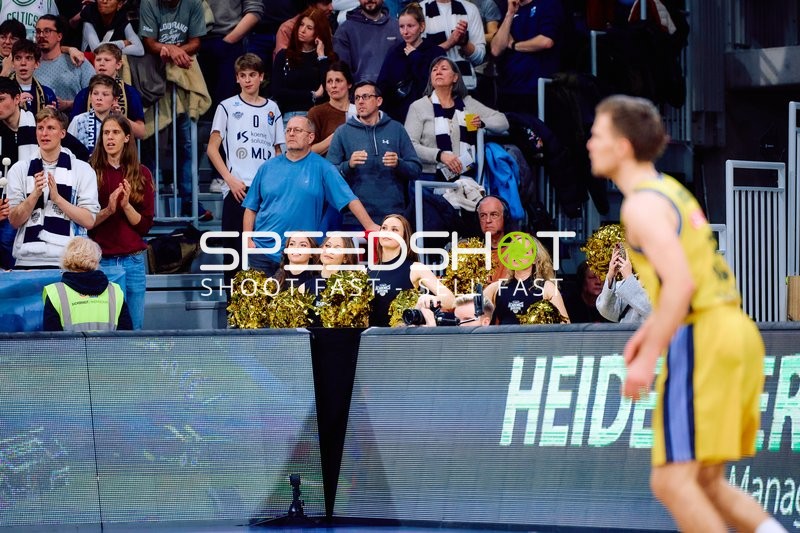 Alba Berlin Spieler am Spielfeldrand