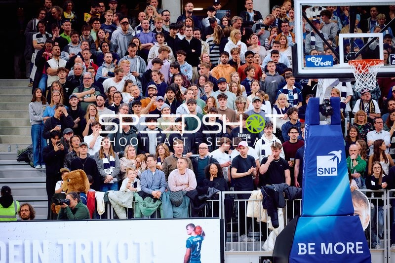 Zuschauer füllen die Ränge beim Basketballspiel