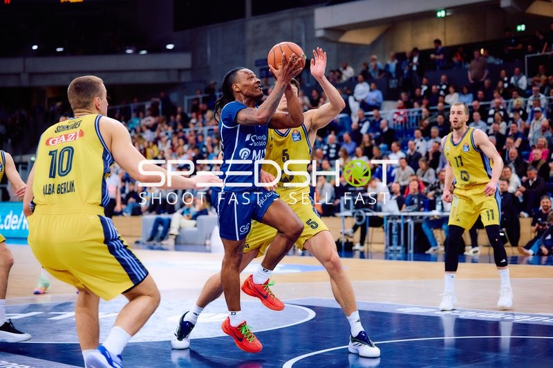 Spieler von MLP Academics beim Wurf gegen Alba Berlin