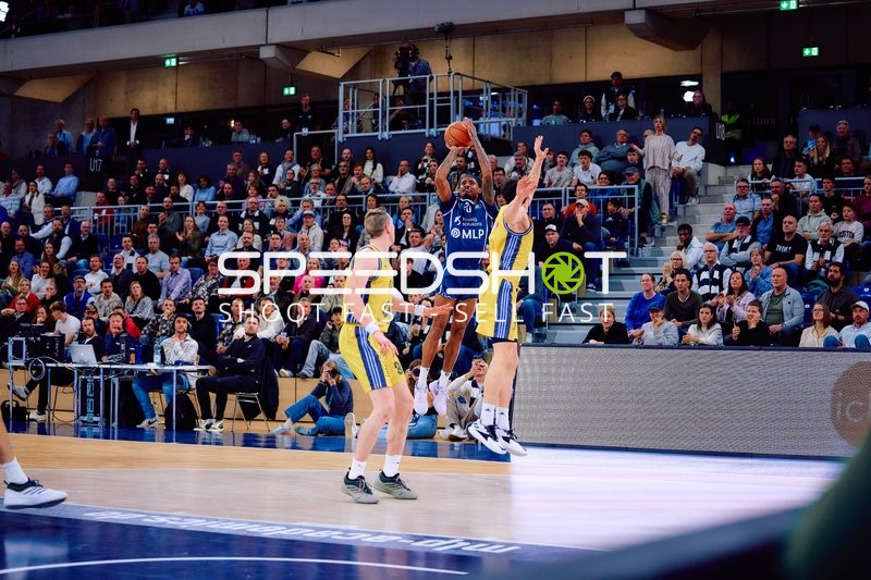 Bakary Dibba (10, MLP Academics Heidelberg) wirft gegen Matteo Spagnolo (3, Alba Berlin) und Anton Nufer (8, Alba Berlin)