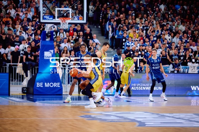 Alba Berlin Spieler im Dribbling gegen MLP Academics