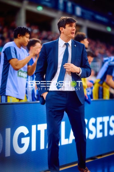 Trainer von Alba Berlin beobachtet das Spiel