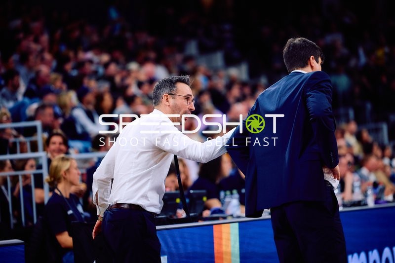 Trainer diskussieren an der Seitenlinie