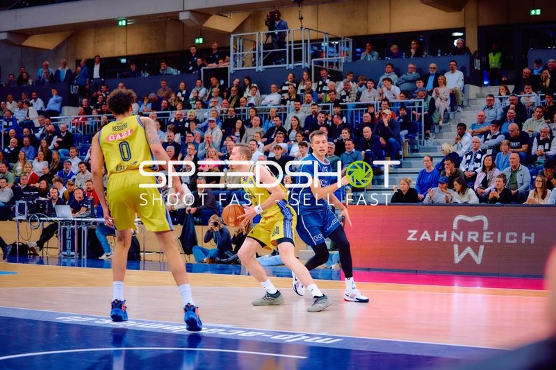 Basketballspieler im Dribbling