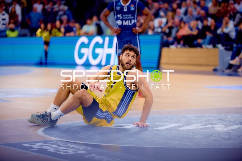 Spieler von Alba Berlin fällt auf den Boden