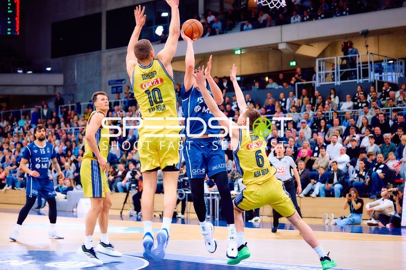 MLP Academics Spieler beim Wurf gegen Alba Verteidigung