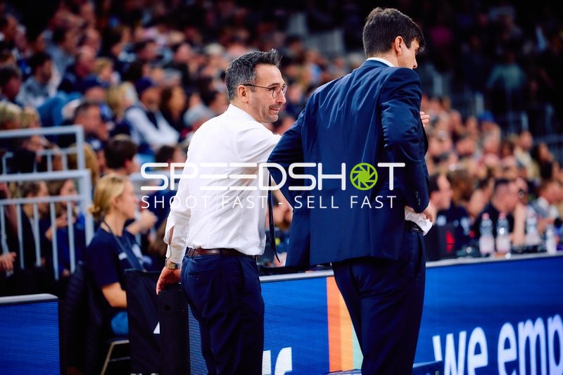 Trainerdiskussion an der Seitenlinie