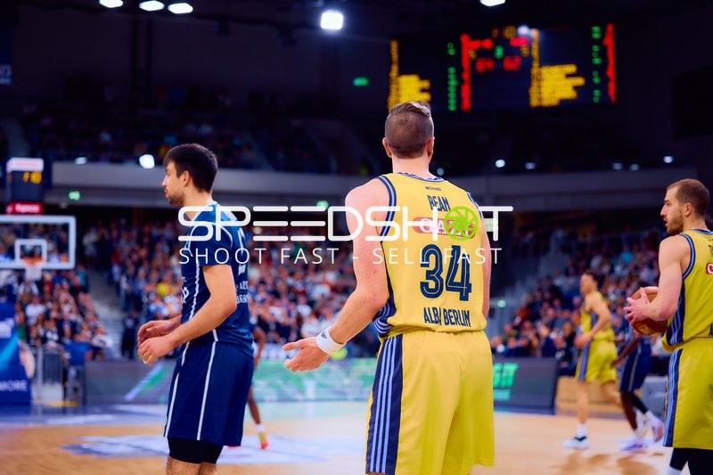 Spieler Nummer 34 von Alba Berlin auf dem Spielfeld