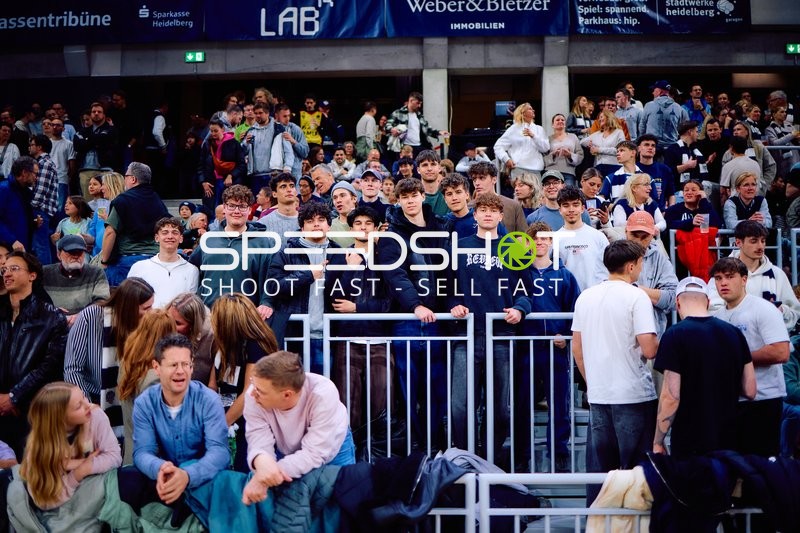 Enthusiastische Zuschauer bei MLP Academics gegen Alba Berlin