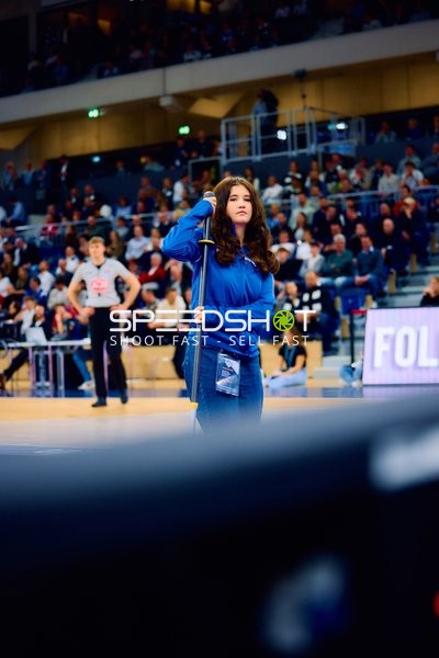 Mitarbeiterin am Spielfeldrand beim Basketballspiel