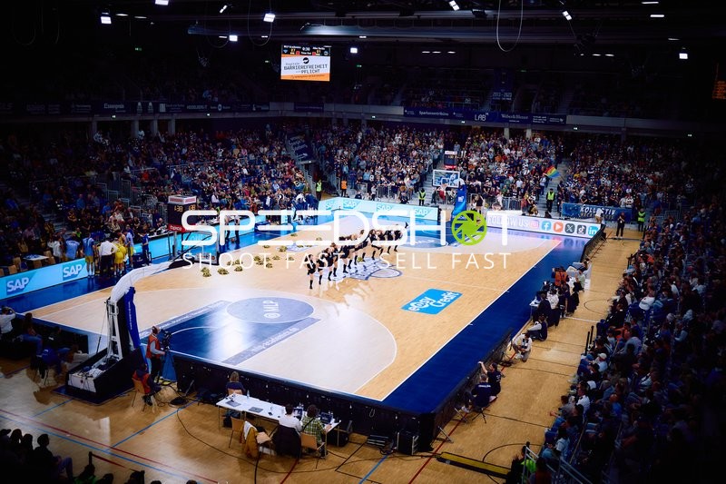 Cheerleader-Auftritt im SNP Dome