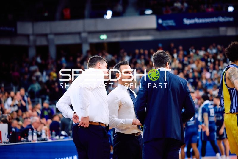 Coaching-Besprechung während des Spiels