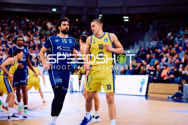 Spieler im Austausch auf dem Spielfeld