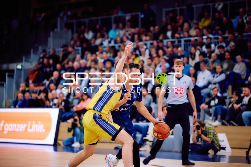 Dribbling-Duell zwischen Alba Berlin und MLP Academics
