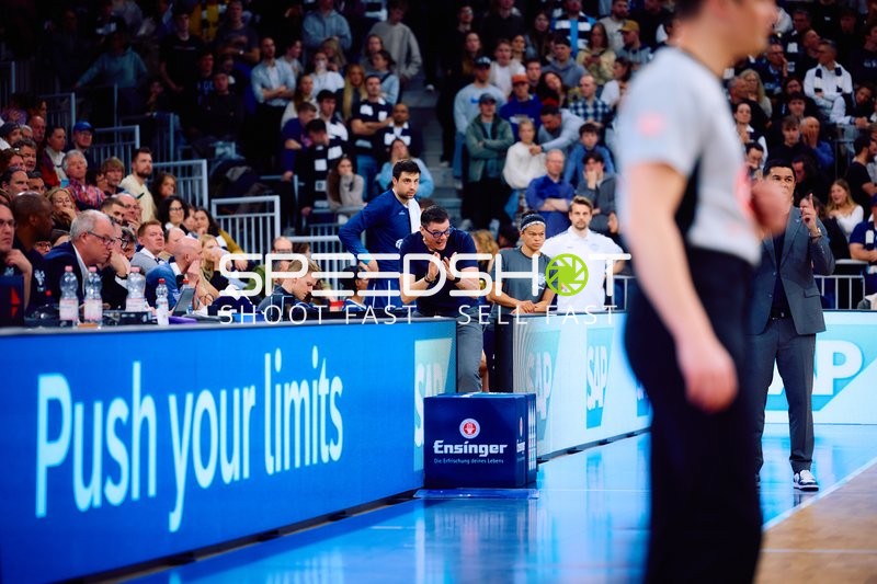 Basketball-Coach beim Klatschen