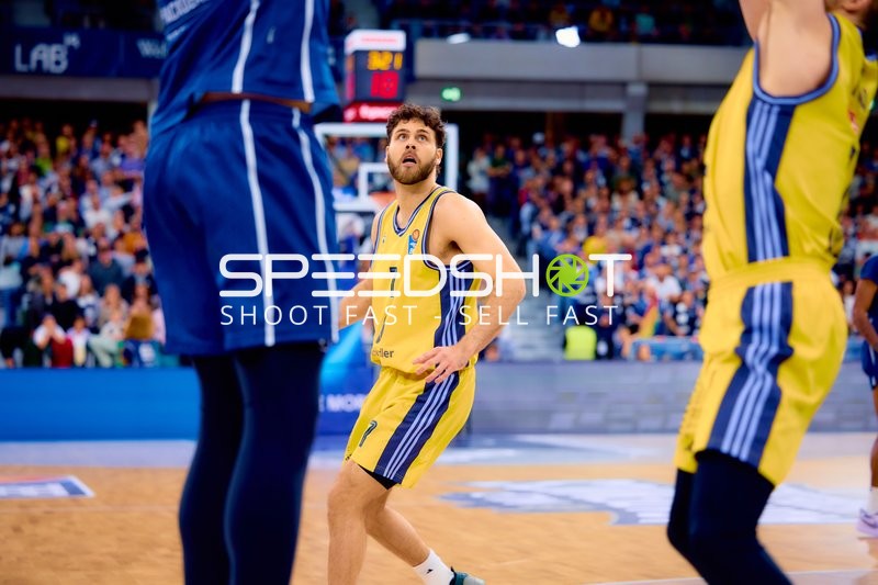 Spieler von Alba Berlin wartet auf den Spielverlauf